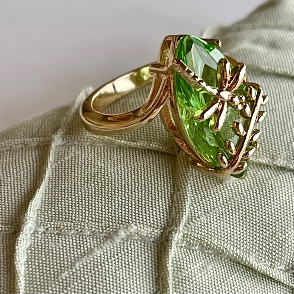 🎉HP🎉925 (stamped) w/18K gold overlay lab emerald ring dragonfly & leaf design - Picture 3 of 5